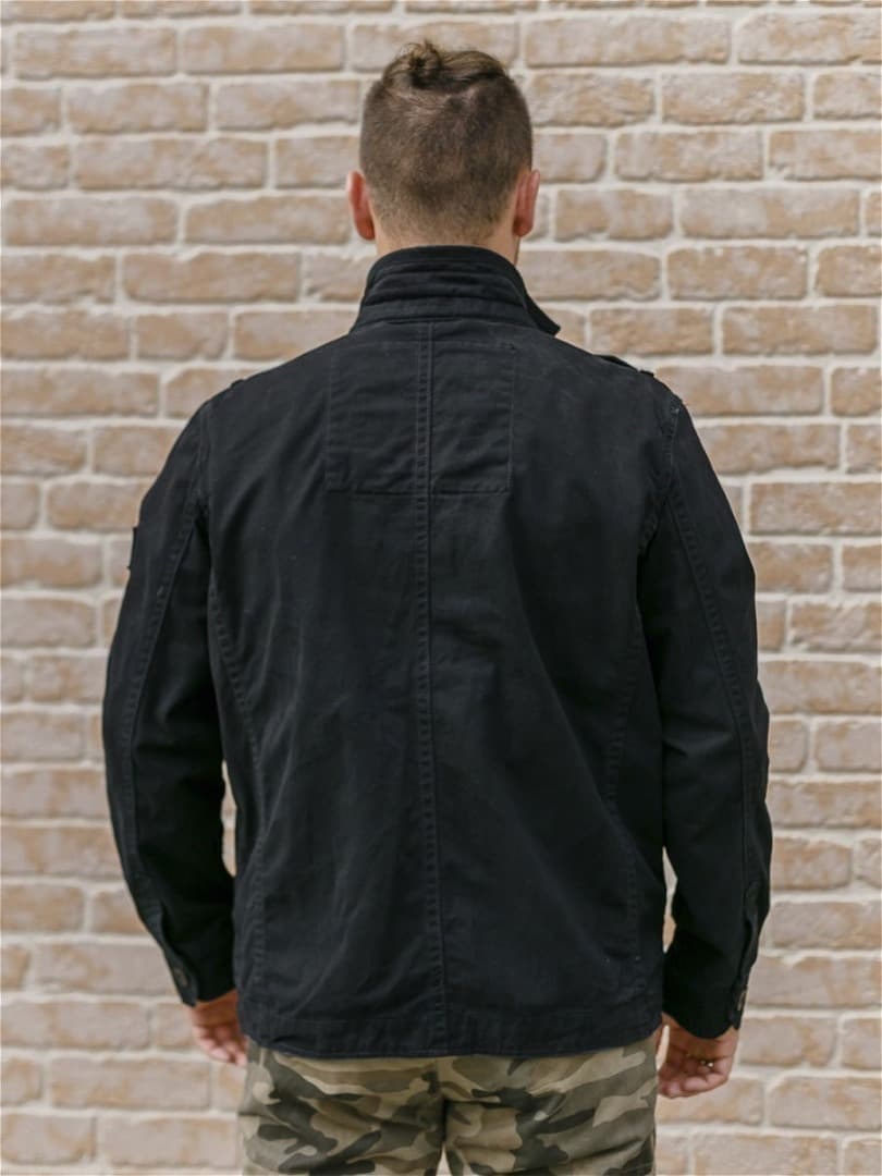   Commander black